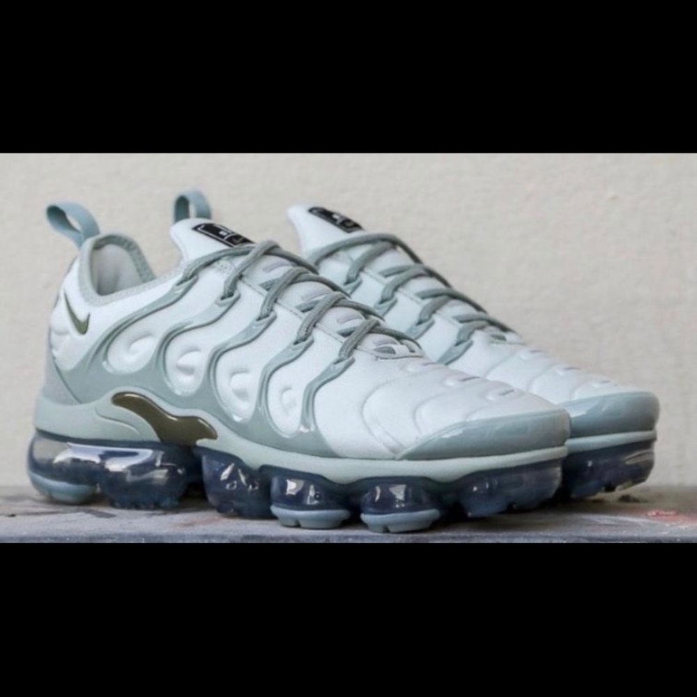 air vapormax plus light silver mica green (womens)